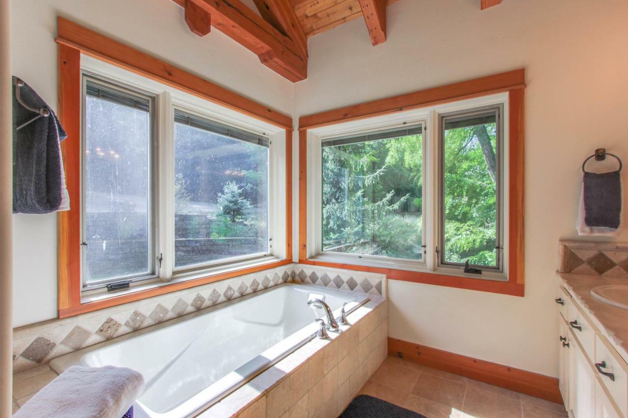 Bottle Bay Lakefront Lodge Sandpoint Eksteriør billede